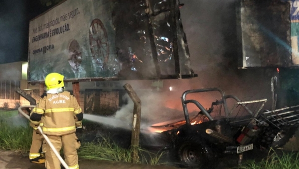 Carro pega fogo após bater em placa comercial na Av. Getúlio Vargas
